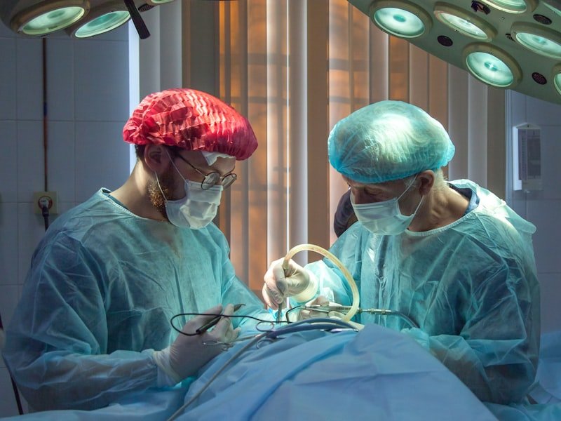 Surgeons in operating theatre — medical malpractice claims
